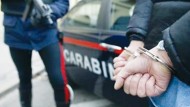 Tenta di strapparle la catenina: arrestato un uomo di Aprilia