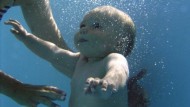 Nati per nuotare: i benefici della piscina per neonati