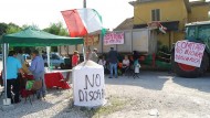 Presidio via Cinque Archi per manifestare contro la discarica a Lazzaria