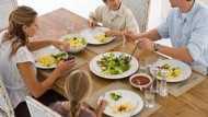 Cenare in famiglia aiuta gli adolescenti