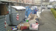 Degrado in via Clementi: rifiuti in strada.