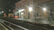 Primi freddi: dormono in stazione a Campoleone