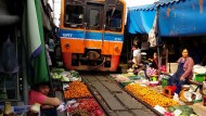 L’incredibile Maeklong Railway Market