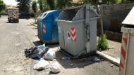 Puzze e rifiuti in strada: con il caldo si peggiora