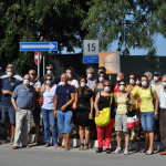 Folla in attesa davanti i cancelli della Kyklos.