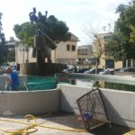 Lavori di pulizia della fontana in Piazza Roma