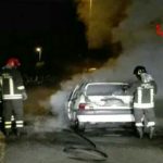 Auto in fiamme nella notte: automobilista illesa