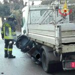 Grave incidente in Via dei Rutuli: moto resta incastrata sotto un furgone