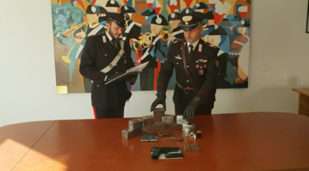 carabinieri droga 5 kg hashish pistola