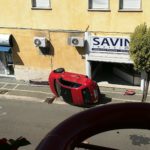 Paura su Via Galilei: auto si ribalta sul marciapiede