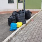 Sacconi d’immondizia abbandonati in centro ad Aprilia al Tulipano.