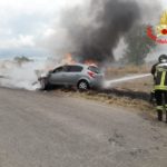 Aprilia, auto in fiamme: intervengono i Vigili del Fuoco.
