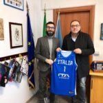Una maglia azzurra della Federazione Italiana Pallacanestro donata al sindaco Antonio Terra.